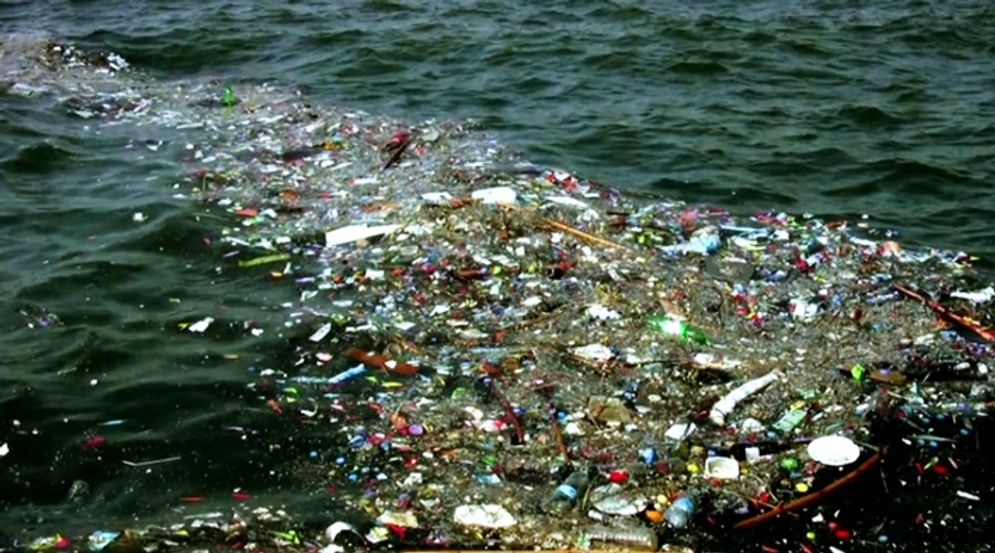 Sampah plastik di laut