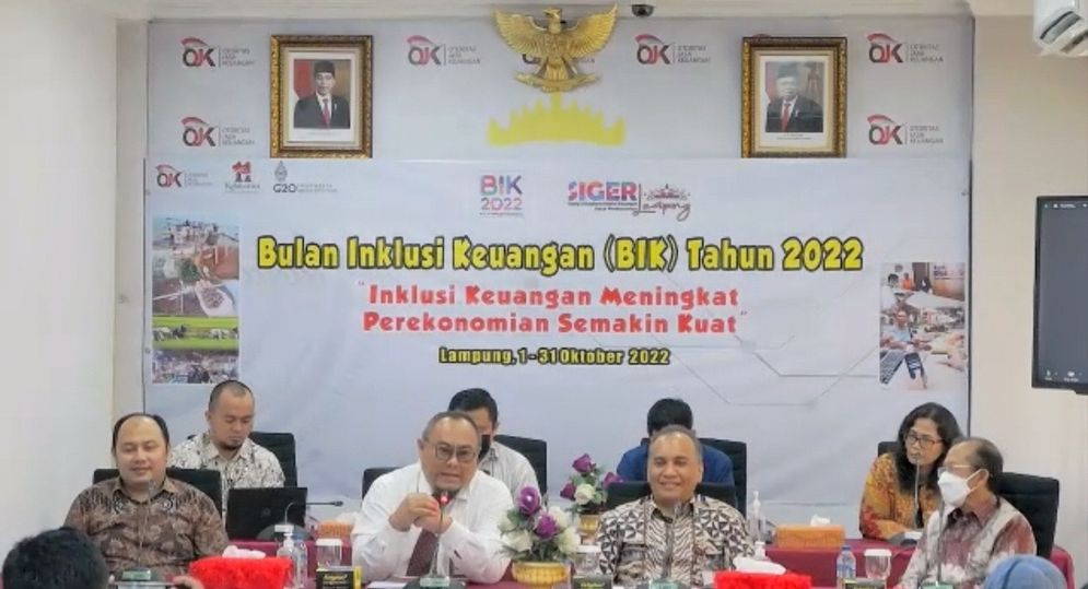 Kepala OJK Lampung Bambang Hermanto (kemeja putih) bersama perwakilan Lembaga Jasa Keuangan saat konferensi pers, Kamis, 6 Oktober 2022.