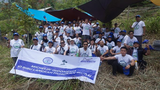 Michelin melakukan penanaman 6.000 bibit pohon di 3 provinsi.