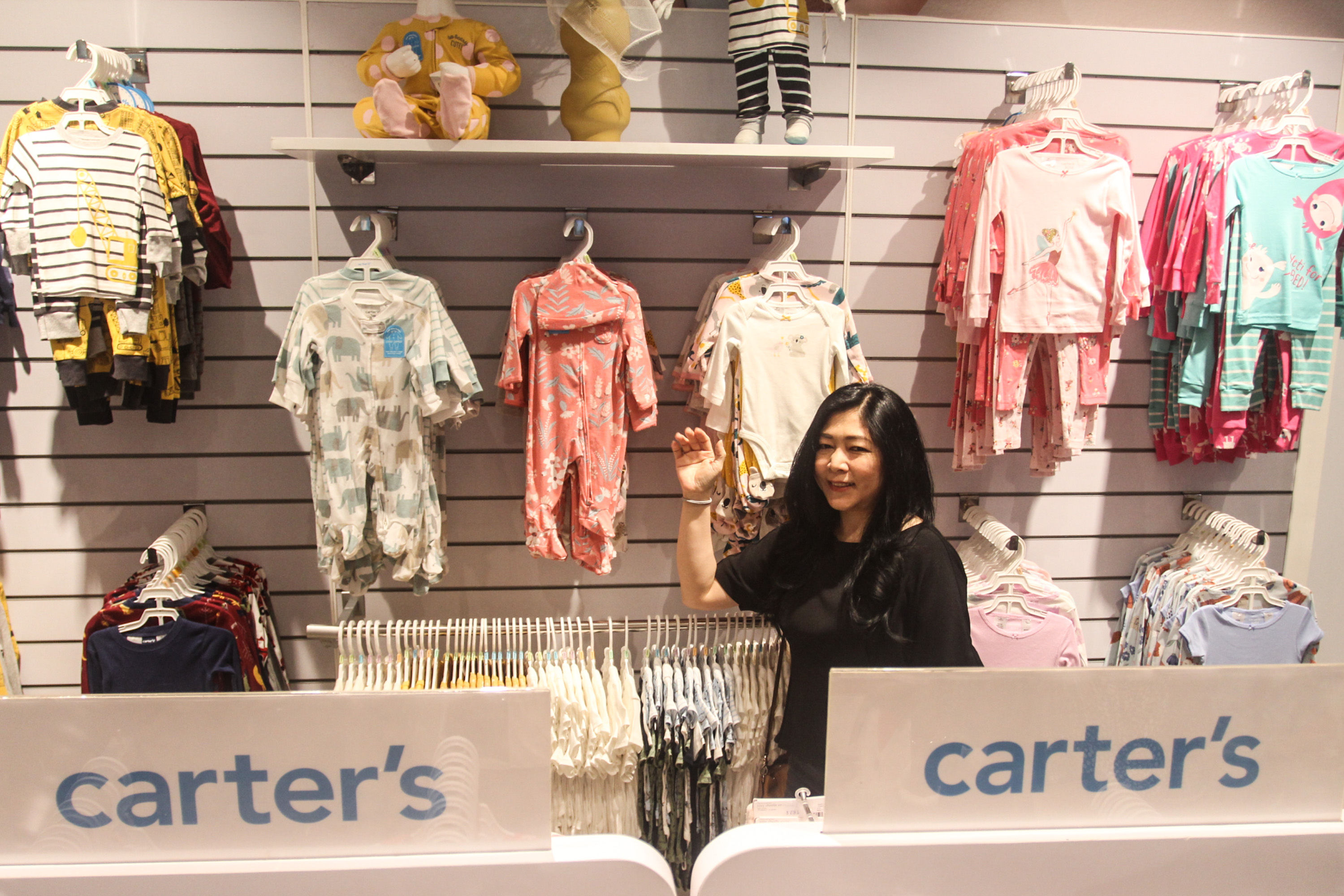 Merchandising General Manager MAP Active  Kids Division Fannie Gozali meninjau store Carter's yang baru saja diresmikan di mall Plaza Indonesia, Jakarta, Jum'at, 7 Oktober 2022. Foto: Ismail Pohan/TrenAsia