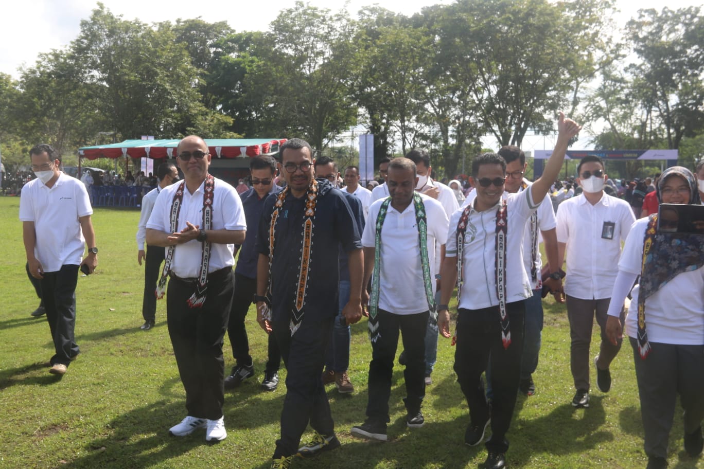 Wali Kota Rahmad Mas’ud bersama Arya Sinulingga berkunjung ke pasar Rakyat dan Bazaar BUMN, di Lapangan Merdeka, Jumat (7/10/2022)