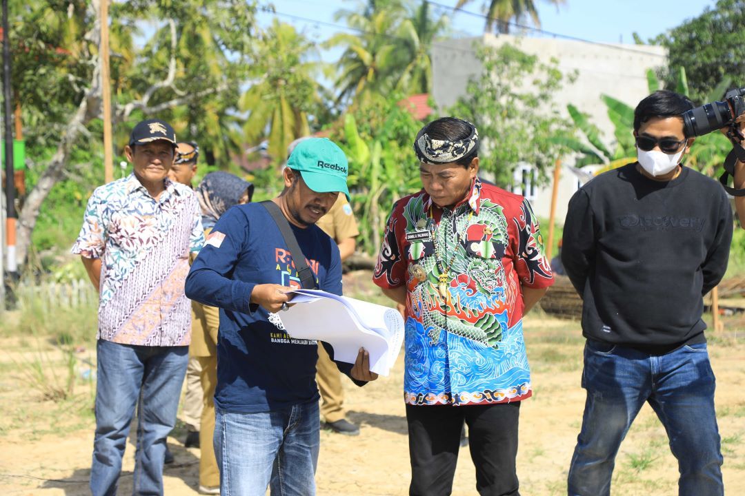 Gubernur Kaltara, Zainal Paliwang (batik) memeriksa laporan pembangunan Toko Indonesia di Sebatik, Kabupaten Nunukan. Realisasi APBD Kaltara sampai akhir September 2022 lebih dari 60 persen. Foto: DKISP