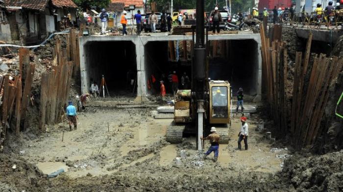 Pembangunan drainase di salah satu sudut Kota Surabaya