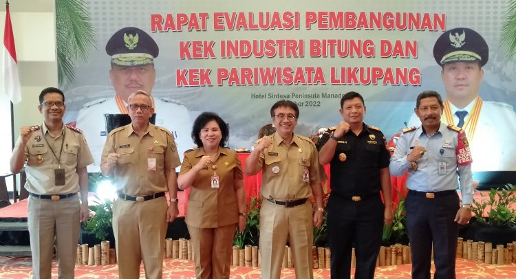 Sekretaris Daerah Provinsi Sulut Praseno Hadi foto bersama usai kegiatan evaluasi perkembangan KEK Bitung dan Likupang. (Foto:Istimewa)