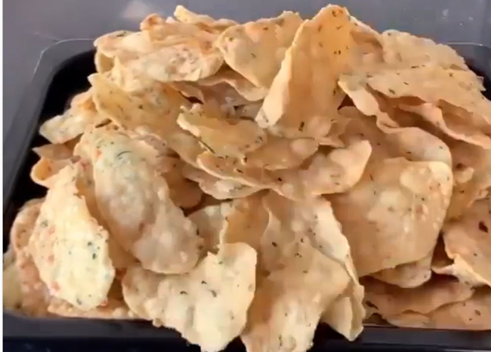 Resep Keripik Bawang Pedas Cocok untuk Kudapan Nonton Drakor