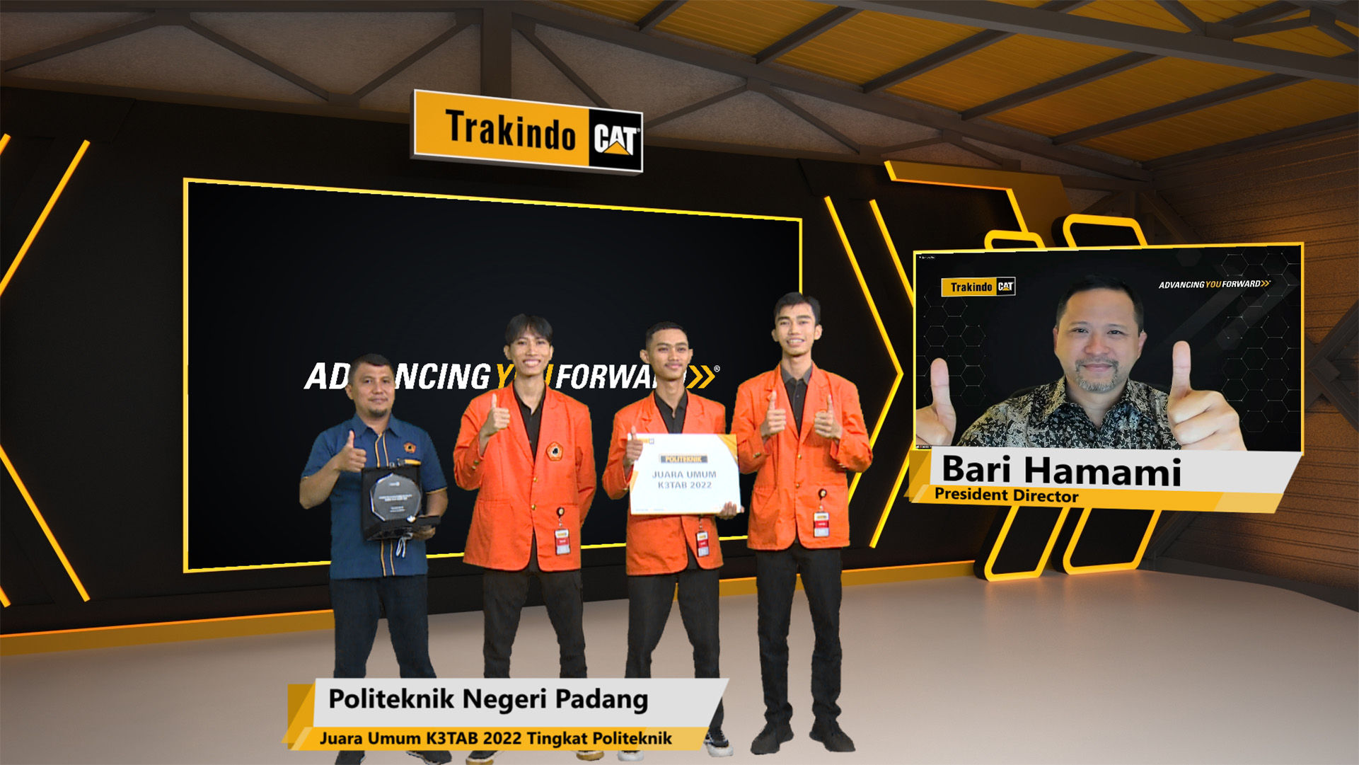 Juara Umum K3TAB 2022 tingkat Politeknik yang berhasil diraih Politeknik Negeri Padang bersama Bari Hamami, President Director Trakindo