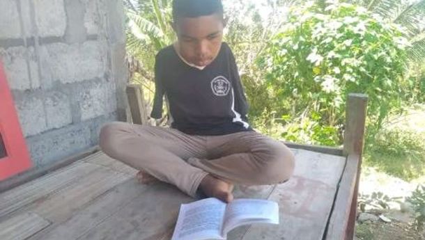 Meski Terlahir Tanpa Lengan, Hendrik Poto Djago Tetap Bisa Mandiri dan Berprestasi di Sekolah