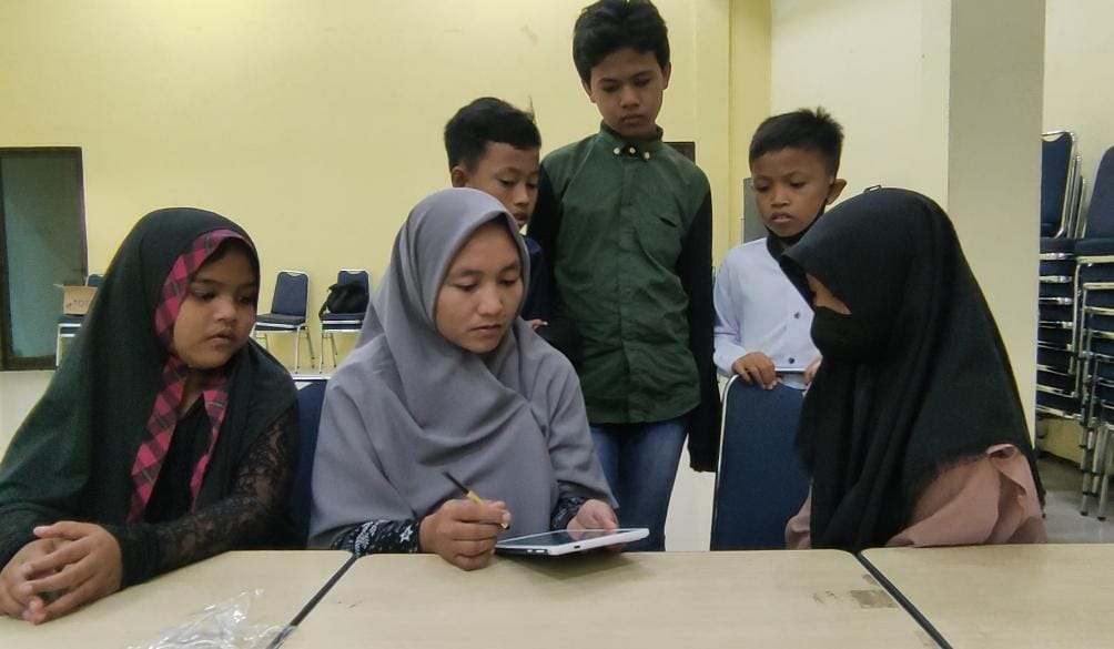 Modul pembelajaran sangat membantu anak-anak pinggiran. 
