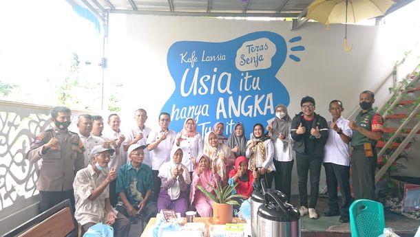 Teras Senja, Kafe Pertama di Lampung yang Mendorong Produktifitas Lansia
