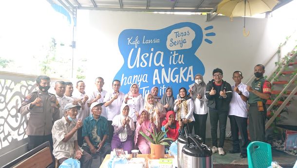 Teras Senja, Kafe Pertama di Lampung yang Mendorong Produktifitas Lansia