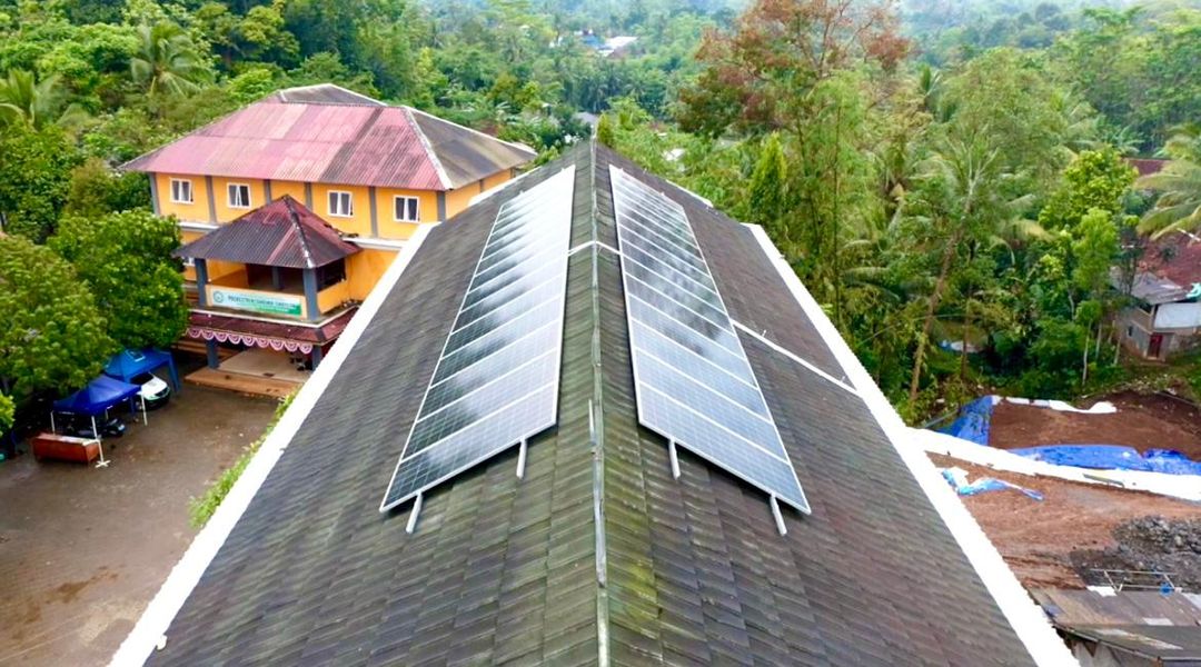 Pembangkit Listrik Tenaga Surya di Pondok Pesantren Tanbihul Ghofilin, Desa Mantrianom, Kecamatan Bawang, Banjarnegara.