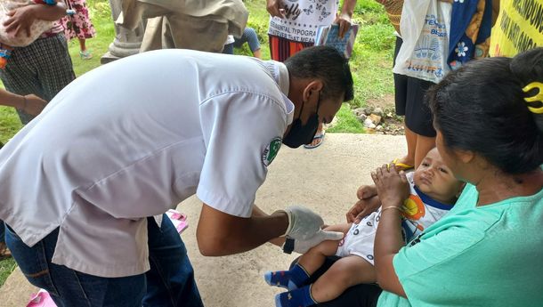 Dinkes Matim Gelar Kegiatan Imunisasi PCV di Kisol, Kelurahan Tanah Rata, Kecamatan Kota Komba