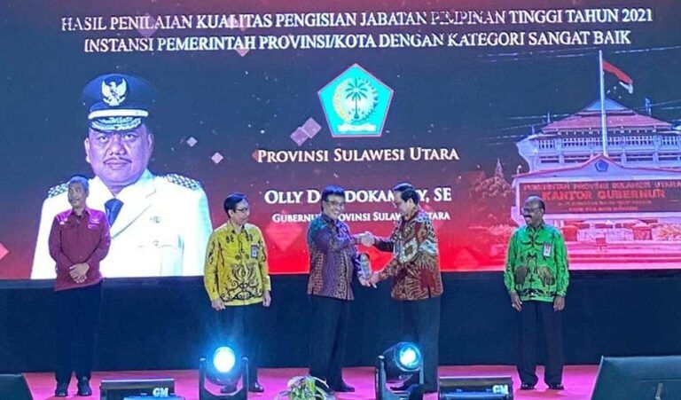 Pemerintah Provinsi Sulut menerima penghargaan dari Komisi Aparatur Sipil Negara. (Foto:istimewa)