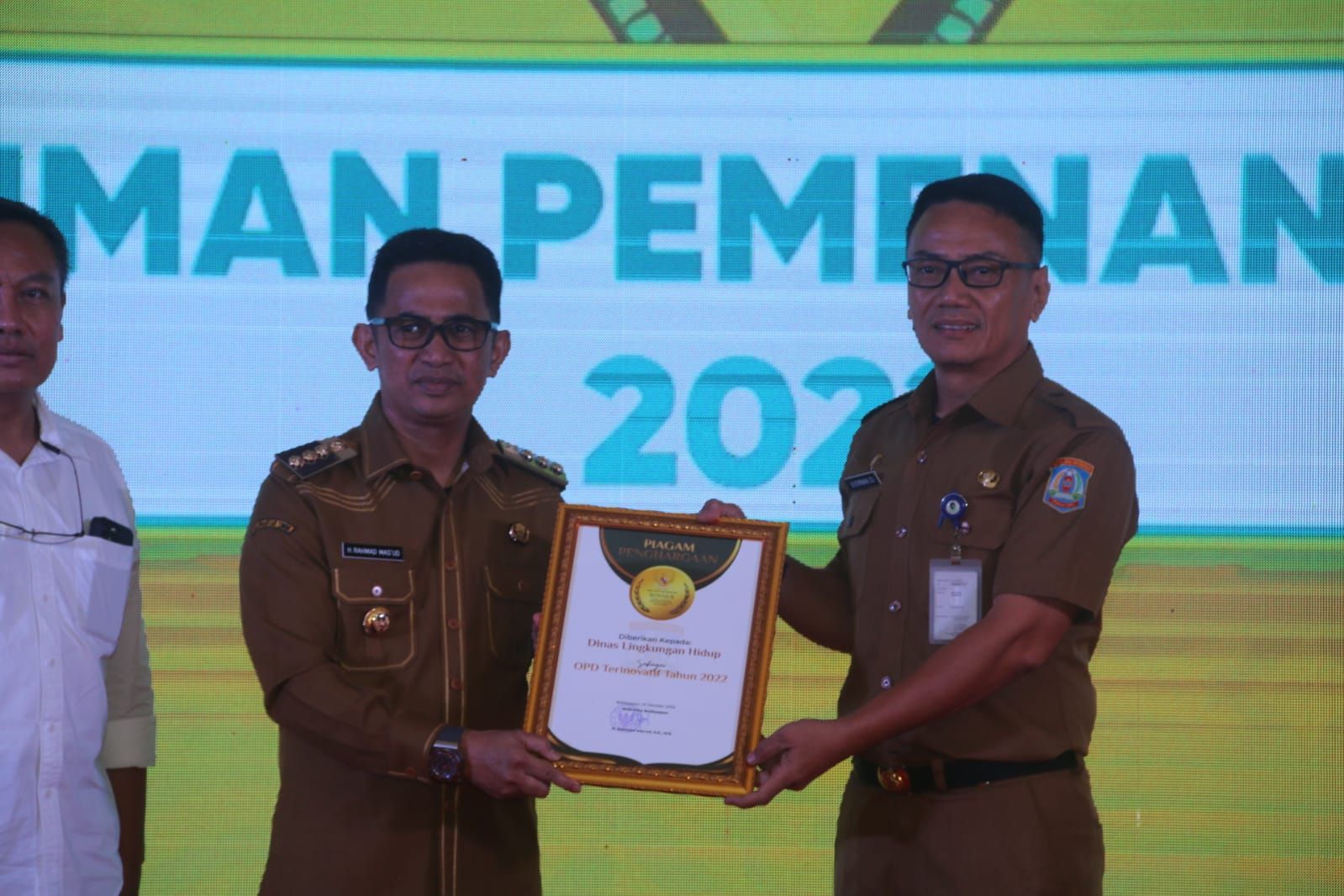 DLH saat menerima penghargaan dari Wali Kota Balikpapan Rahmad Mas'ud terkait inovasi 
