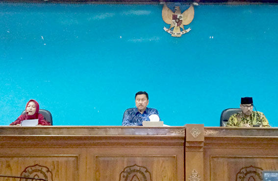 UNS Solo Beri Gelar Profesor Kehormatan ke Direktur Keuangan dan Manajemen Risiko Garuda Indonesia