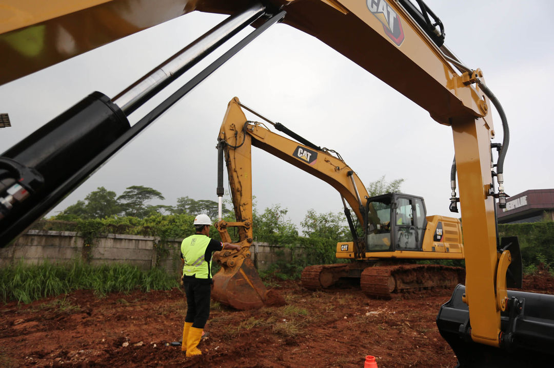 Pemenang Caterpillar Global Operator Challenge (GOC) 2022 Indonesia tengah melakukan persiapan intensif di Training Center Trakindo Cileungsi,sebelum mewakili Indonesia di babak regional Asia-Pasifik di Chichibu, Jepang, pada 19-20 Oktober 2022. Pemenang tiap babak regional akan berangkat ke Conexpo-Con/Agg, Las Vegas, Amerika Serikat untuk memperebutkan gelar operator alat berat terbaik di dunia. Foto : Panji Asmoro/TrenAsia