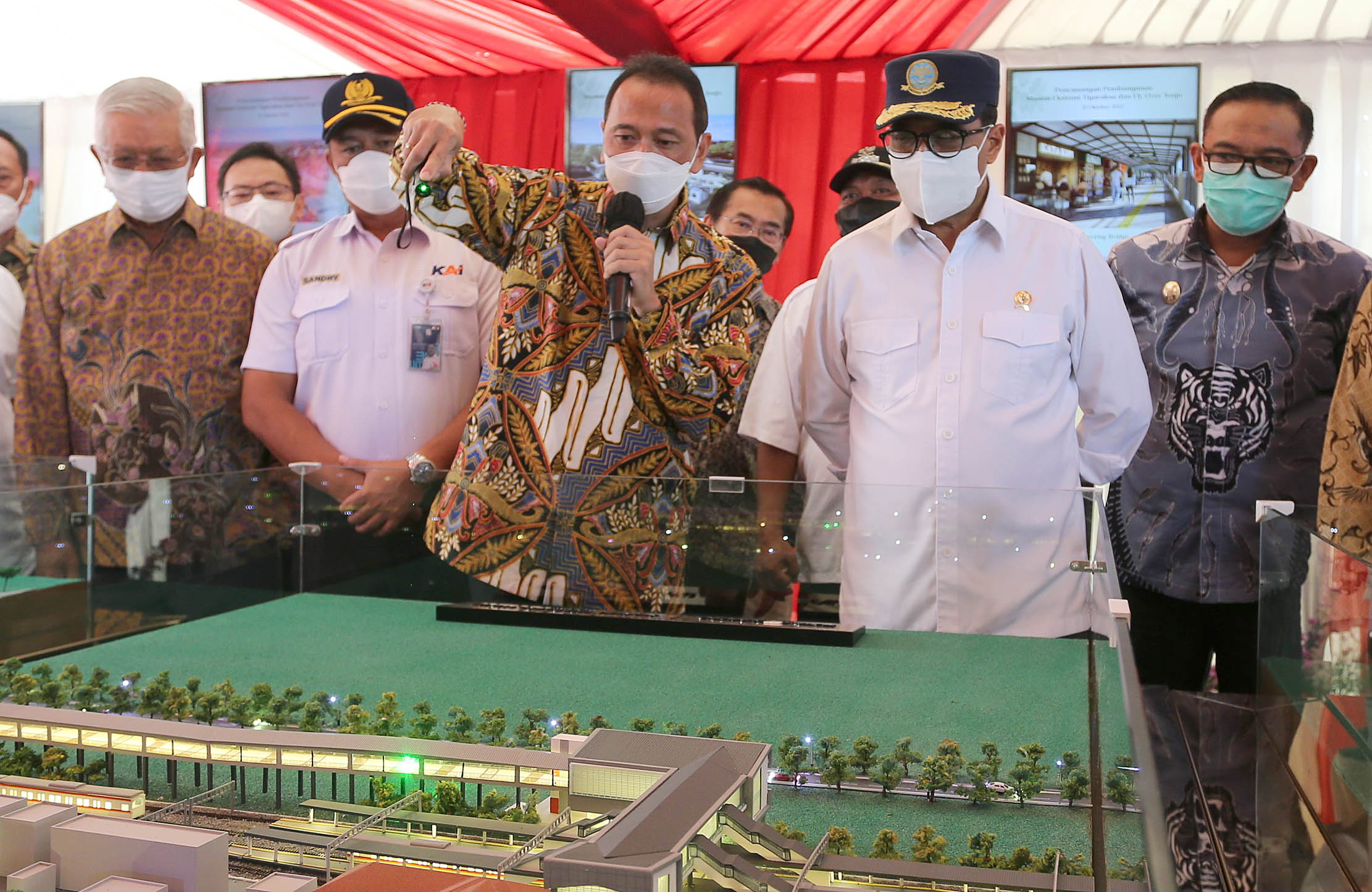 Menteri Perhubungan Budi Karya Sumadi (kedua kanan) didampingi oleh Direktur Utama PT Agung Podomoro Land Tbk. Bacelius Ruru (kiri), Marketing Director PT Agung Podomoro Land Tbk. Agung Wirajaya (tengah), Direktur Perencanaan Strategis dan Pengembangan Usaha PT KAI Sandry Pasambuna (kedua kiri), dan Plt. Bupati Bogor Iwan Setiawan (kanan) saat seremoni Pencanangan Pembangunan Stasiun Ekstensi Tigaraksa dan Flyover Tenjo,Sabtu 15 Oktober 2022. Foto : Panji Asmoro/TrenAsia