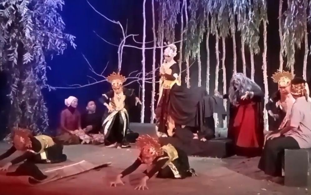  Salah satu adegan Lakon “Puyang Leluhur” Teater Sangsas MA Patra Mandiri Palembang saat Shoting di TVRI Sumsel, menyongsong Anugerah Teater Sekolah se-Sumsel, Sabtu (15 Oktober 2022). Foto. 