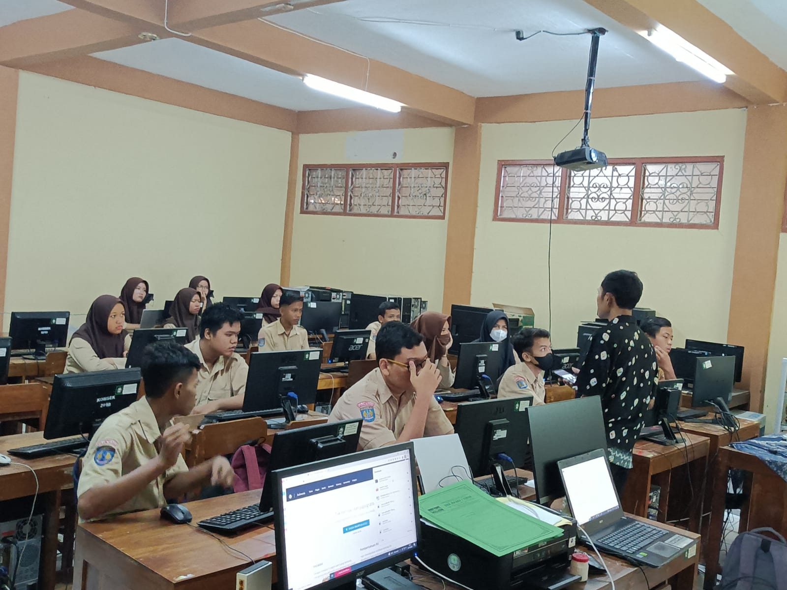 Dosen UMBY Ajarkan Pembuatan Company Profile ke Siswa Kulonprogo