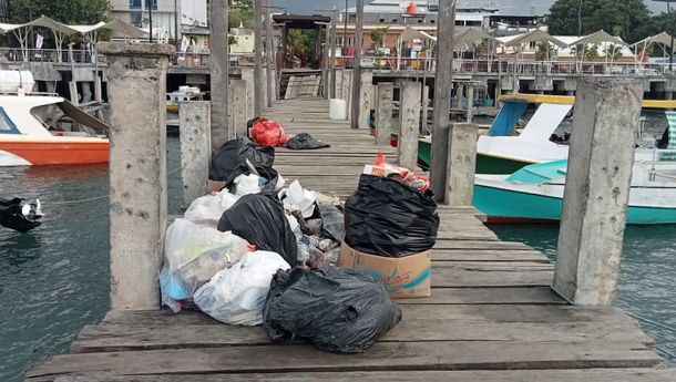 Memprihatinkan, Sudah Tiga Hari Sampah di Dermaga Kayu Labuan Bajo Belum Diangkut Petugas