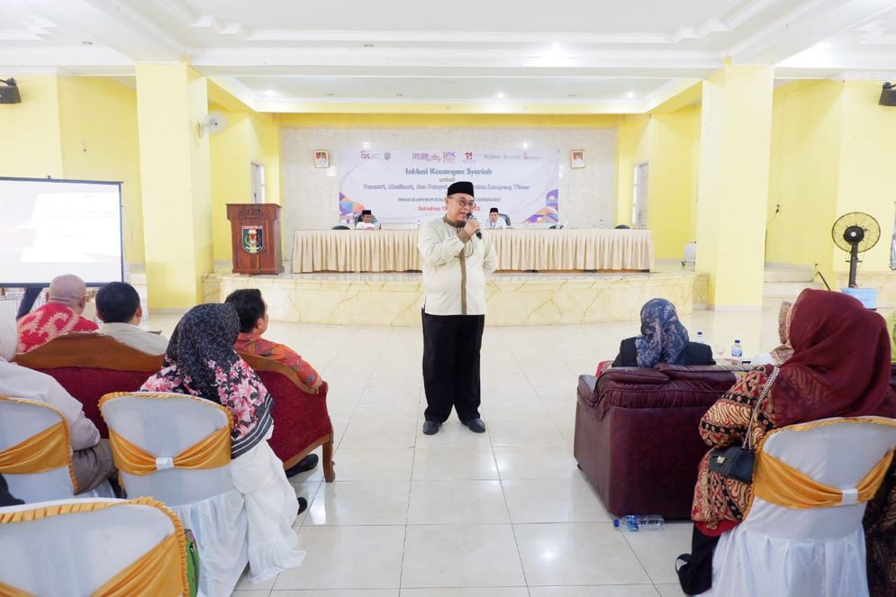 Kegiatan Edukasi Inklusi Keuangan Syariah dipaparkan materi mengenai Literasi dan Inklusi Keuangan oleh Kepala OJK Lampung Bambang Hermanto.