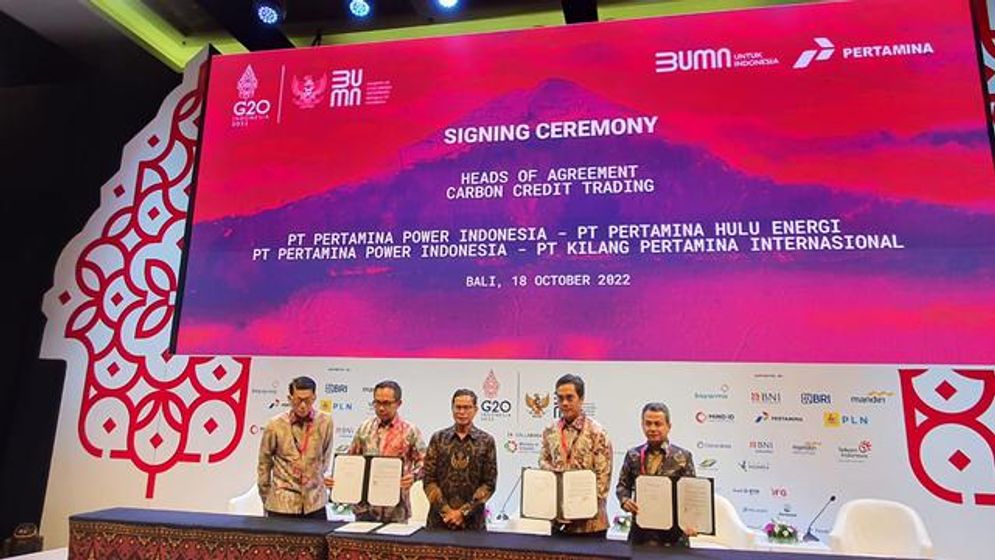 Pertamina menginisiasi pilot project perdagangan karbon yang dilakukan antar subholding, yaitu Pertamina NRE, Subholding Upstream (PHE), dan Subholding Refinery & Petrochemical (KPI).