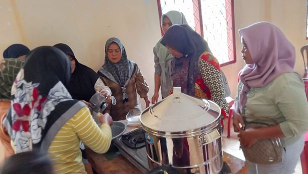 Gandeng JPP dan Mitra Bentala, Dosen ITERA Latih Warga Sekitar TNWK Mengolah Produk Ikan