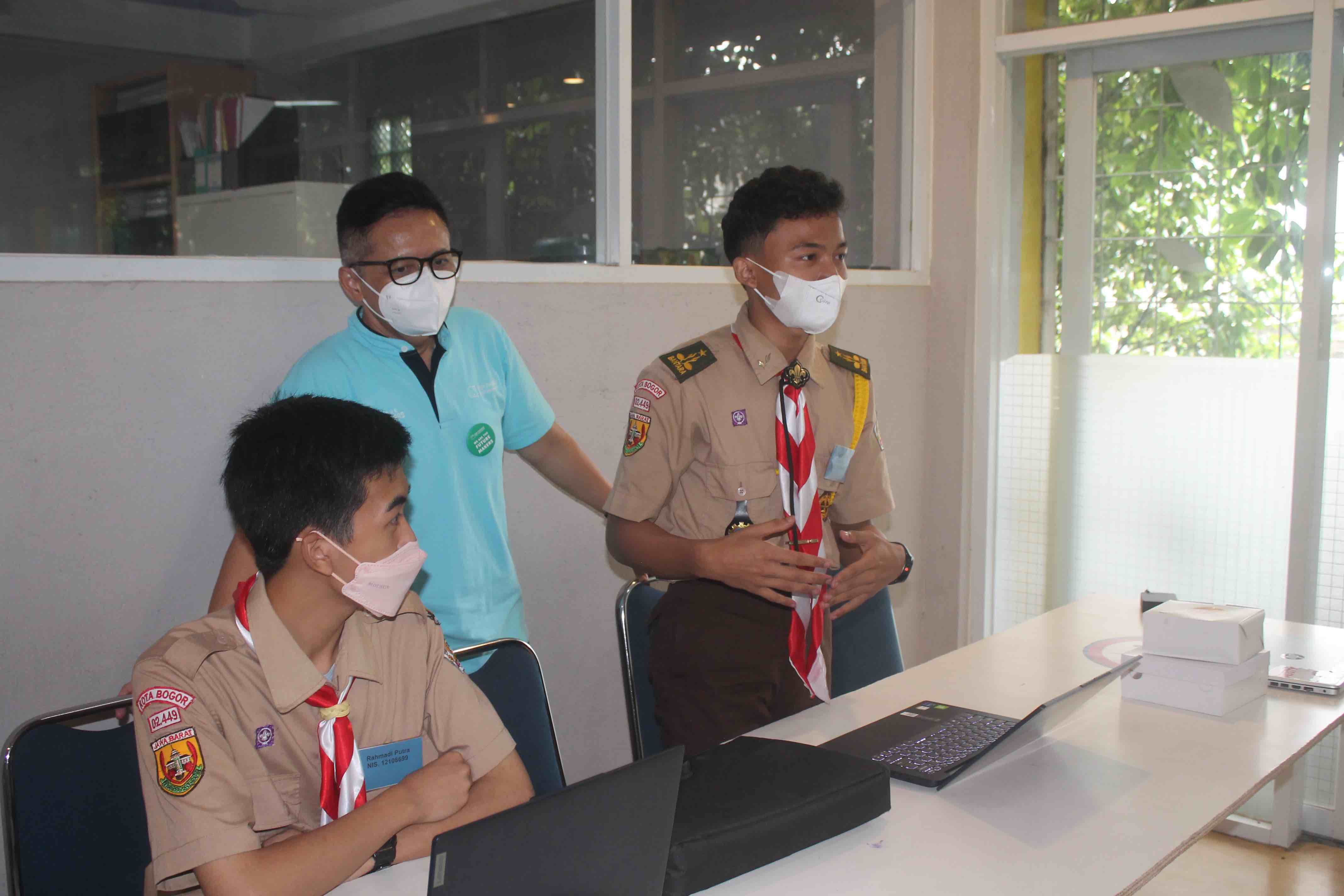 Presiden Direktur PT BNP Paribas AM Priyo Santoso dan para volunteer mendampingi simulasi elearning para peserta di SMK Wikrama Bogor.