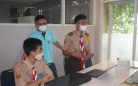Foto 2_Presiden Direktur PT BNP Paribas AM Priyo Santoso dan para volunteer mendampingi simulasi elearning para peserta di SMK Wikrama Bogor.jpg