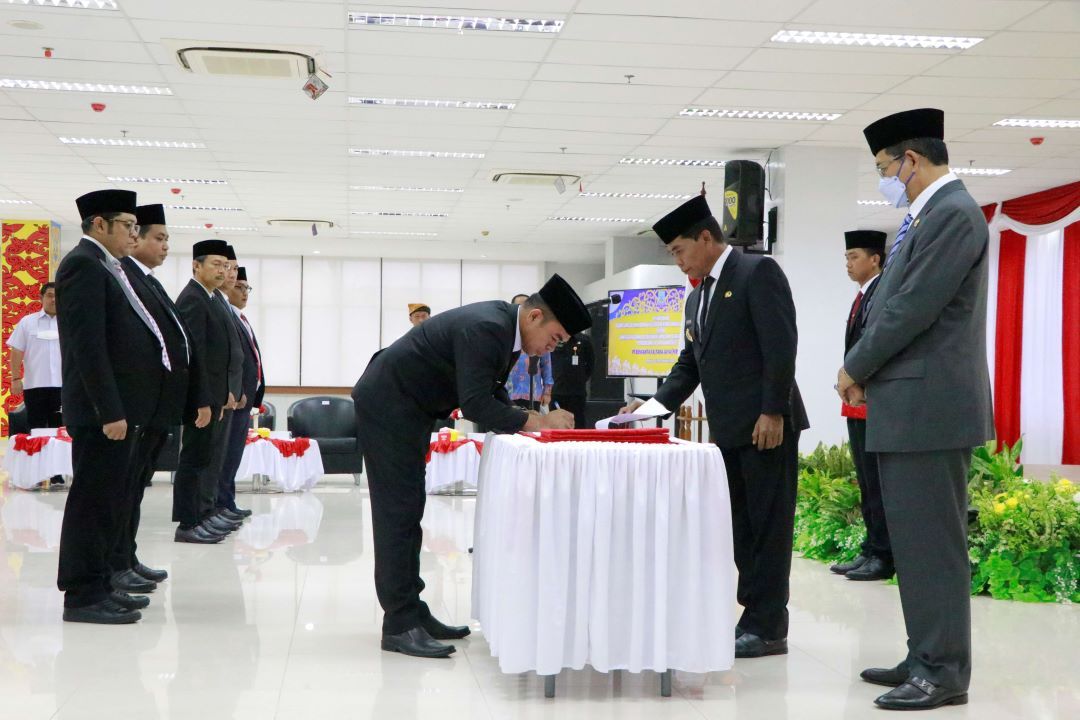 Gubernur Kaltara, Zainal Paliwang melantik jajaran komisaris dan direksi BUMD Benuanta Kaltara Jaya. Foto: DKISP 