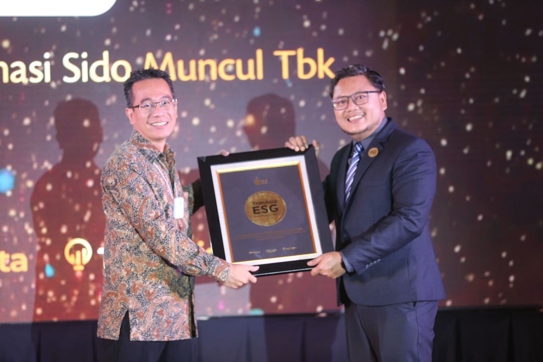 Direktur Tren Media Berjejaring (TrenAsia) Ashari Purwo memberikan plakat penghargaan TrenAsia ESG Excellence 2022 untuk PT Industri Jamu dan Farmasi Sido Muncul Tbk (SIDO) dengan predikat Sustainability di Grand Ballroom The Ritz-Carlton Hotel Mega Kuningan, Jakarta, Rabu malam, 19 Oktober 2022.