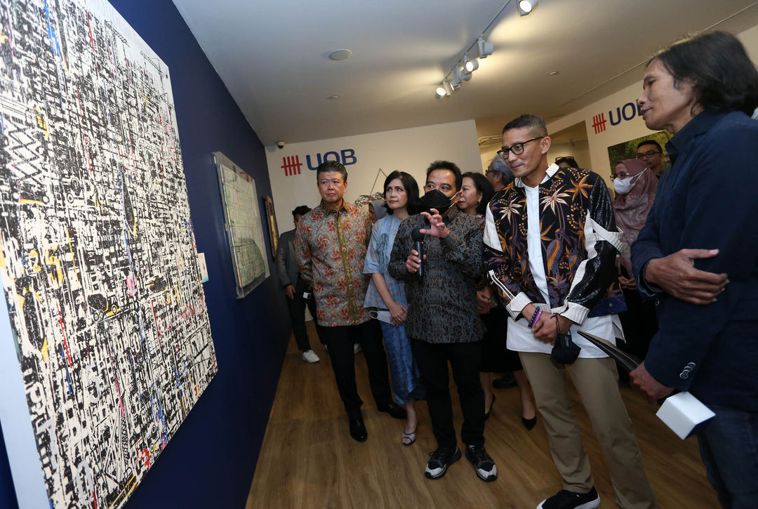 Menteri Pariwisata dan Ekonomi Kreatif RI Sandiaga Salahuddin Uno (kedua kanan) didampingi Presiden Direktur PT Bank UOB Indonesia (UOB Indonesia) Hendra Gunawan (kiri), Senior Vice President and Head of Strategic Communications and Brand UOB Indonesia Maya Rizano (kedua kiri), dan Ketua Dewan Juri UOB Painting of the Year (POY) 2022 Agung Hujatnikajennong (tengah) melihat lukisan berjudul Build, Destroy, Rebuild (The Modern Sisyphus) karya Farhan Siki (kanan) yang menjadi pemenang UOB POY 2022. Foto : Panji Asmoro/TrenAsia