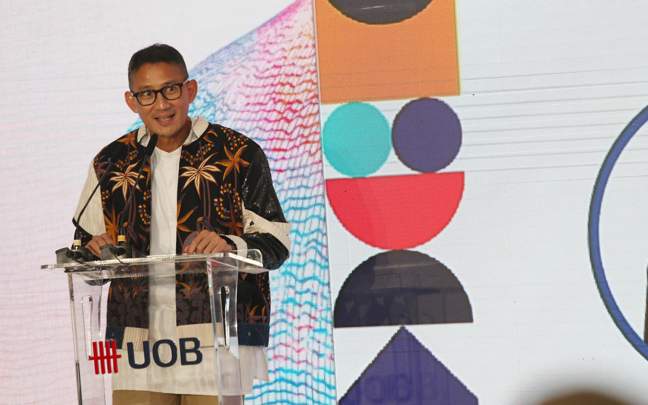 Menteri Pariwisata dan Ekonomi Kreatif RI Sandiaga Salahuddin Uno memberikan kata sambutan di acara Awarding Ceremony UOB POY 2022 di Jakarta, Kamis 20 Oktober 2022. Foto : Panji Asmoro/TrenAsia
