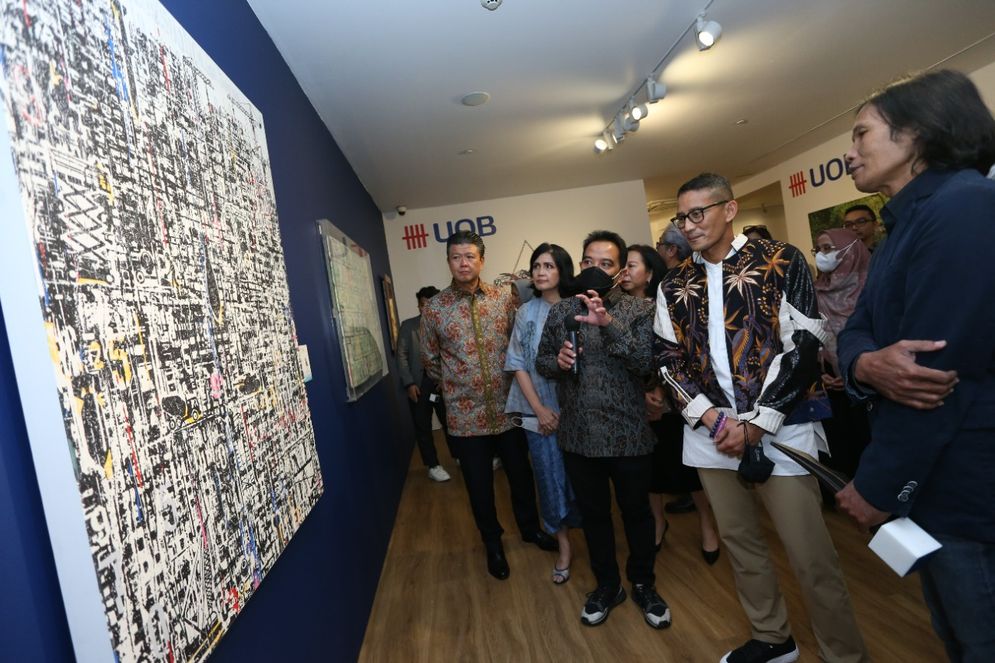 JAKARTA, WongKito.co –UOB Painting of the Year (POY) (Indonesia) 2022 memberikan penghargaan kepada Farhan Siki, perupa berusia 51 tahun dari Daerah Istimewa Yogyakarta, atas lukisannya yang berjudul Build, Destroy, Rebuild (The Modern Sisyphus), disampaikan dalam siaran pers hybrid, Kamis (20/10/2022). 