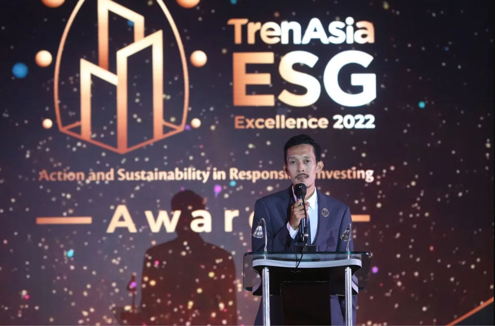 CEO TrenAsia Sukirno memberikan kata pembuka dalam acara TrenAsia ESG Excellence 2022 di Grand Ballroom The Ritz-Carlton Hotel Mega Kuningan, Jakarta, Rabu malam, 19 Oktober 2022..png