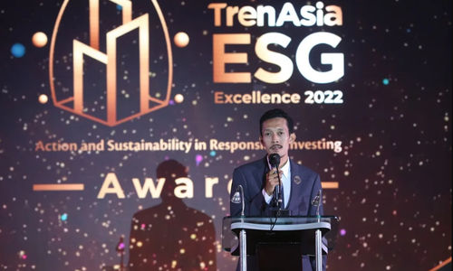 CEO TrenAsia Sukirno memberikan kata pembuka dalam acara TrenAsia ESG Excellence 2022 di Grand Ballroom The Ritz-Carlton Hotel Mega Kuningan, Jakarta, Rabu malam, 19 Oktober 2022..png