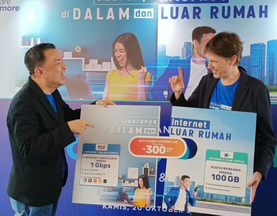 Presiden Direktur & CEO Link Net, Marlo Budiman bersama dengan Direktur & Chief Commerce Officer XL Axiata, David Arcelus Oses dalam acara peluncuran Layanan Konvergensi Internet melalui produk kolaborasi First Media dan XL di Jakarta, Kamis (20/10).