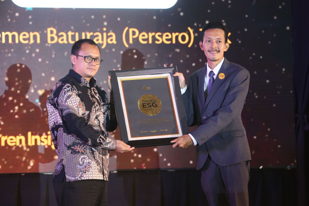 CEO Tren Media Berjejaring (TrenAsia) Sukirno memberikan plakat penghargaan TrenAsia ESG Excellence 2022 untuk PT Semen Baturaja (Persero) Tbk dengan predikat Sustainability di Grand Ballroom The Ritz-Carlton Hotel Mega Kuningan, Jakarta, Rabu malam, 19 Oktober 2022.