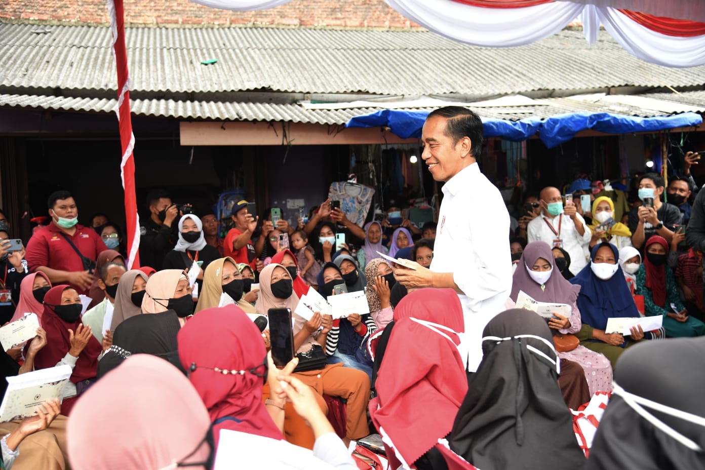 Ilustrasi Presiden Jokowi serahkan bansos.