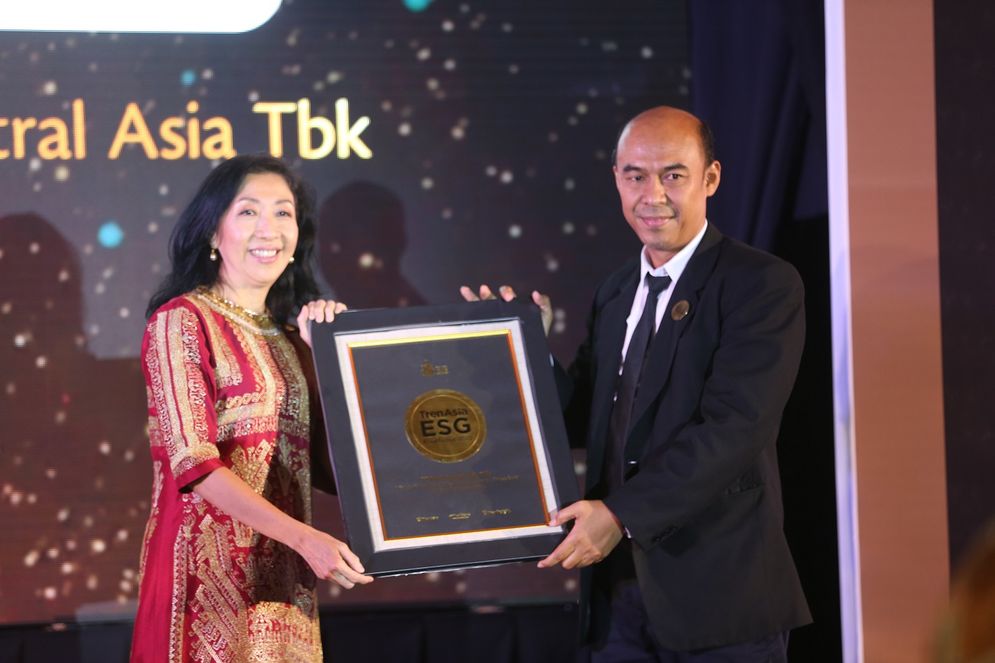 Pemimpin Redaksi TrenAsia Adhitya Noviardi memberikan penghargaan kepada Direktur Keuangan PT Bank Central Asia Tbk  Vera Eve Lim dalam TrenAsia ESG Excellence 2022, di Ritz Carlton, Jakarta, pada Rabu, 19 Oktober 2022.
