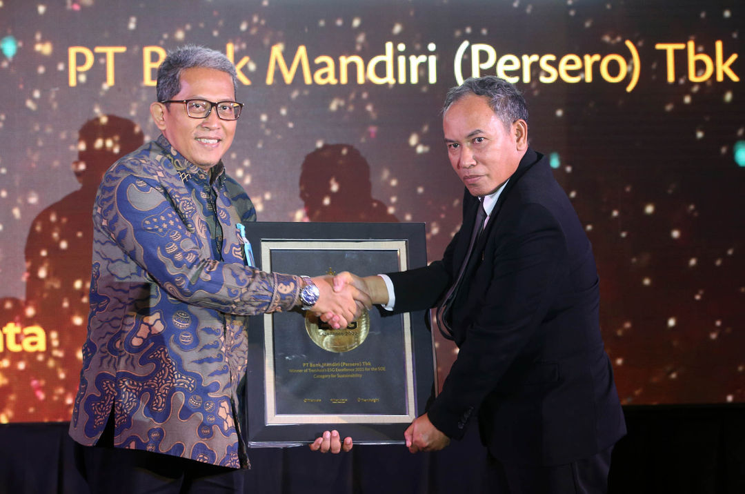 Komisaris PT Tren Media Berjejaring Andi Reza Rohadian menyerahkan penghargaan kepada PT Bank Mandiri (Persero) Tbk untuk kategori SOE (BUMN) Sustainability dalam acara TrenAsia ESG Excellence 2022 yang berlangsung di Ritz Carlton Mega Kuningan, Rabu 19 Oktober 2022. Foto : Panji Asmoro/TrenAsia