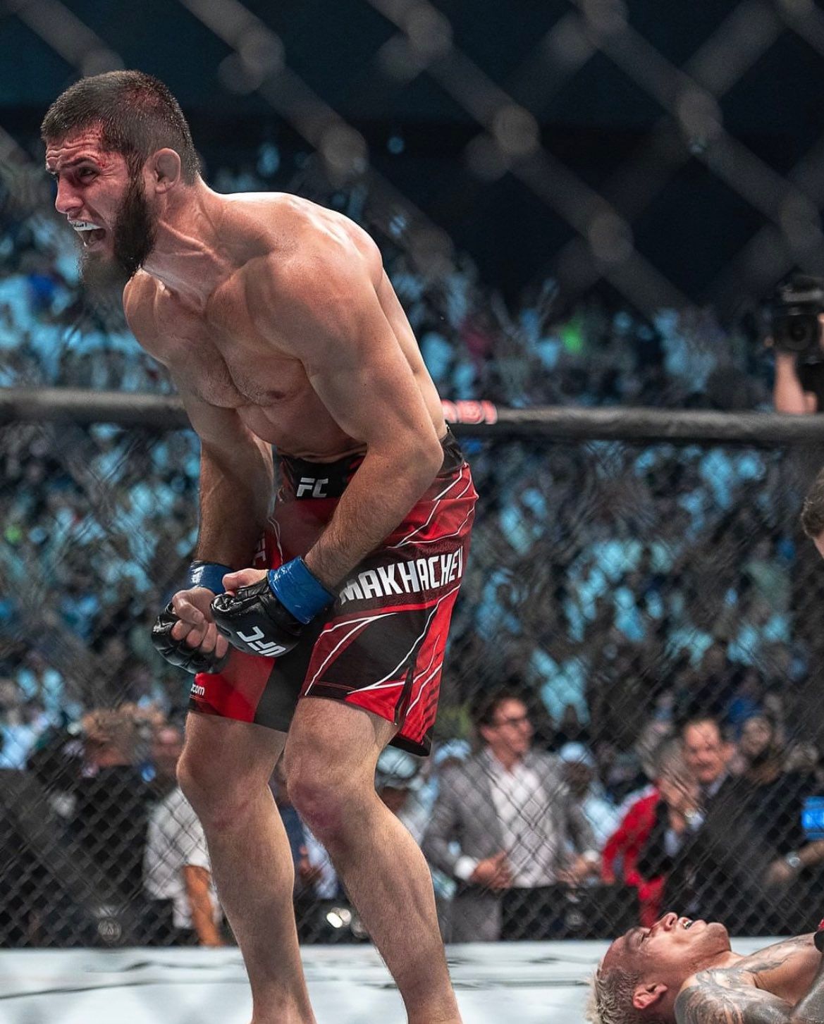 Islam Makhachev menjadi juara UFC kelas ringan usai mengunci Charles Oliveira di ronde kedua. Foto Chris Unger
