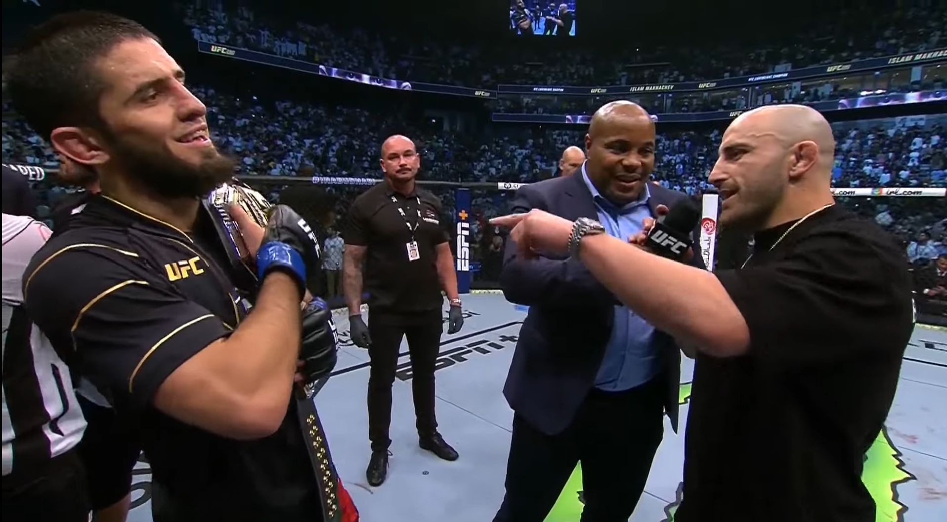 Juara baru kelas ringan Islam Makhachev menantang Alexander Volkanovski di Perth tahun depan. (Foto : Tangkapan Layar)