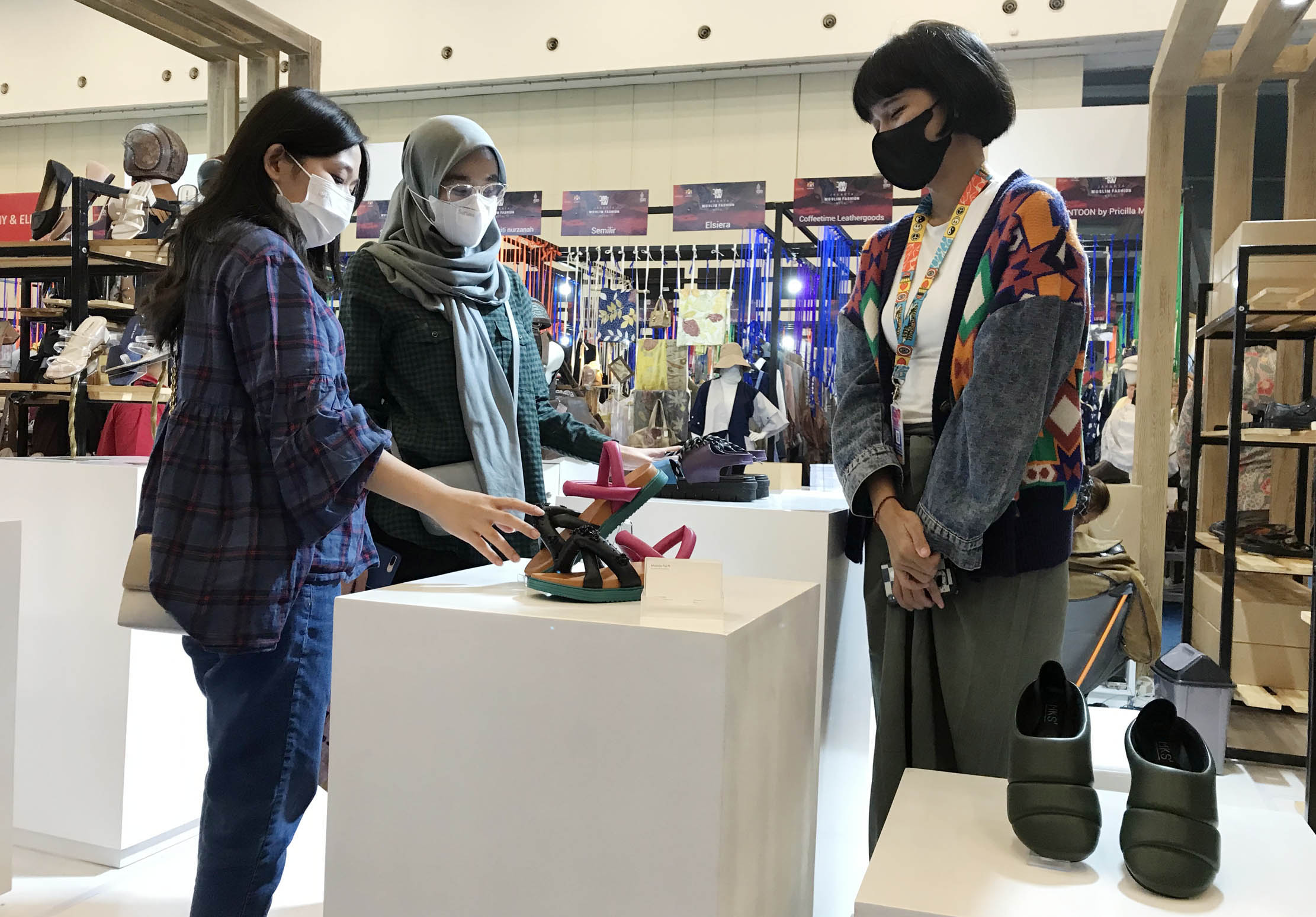 Nampak pengunjung tengah mengamati produk dalam Trade Expo 2022  di Indonesia Convention Exhibition (ICE), BSD Tangerang.Pameran perdagangan terbesar se Asia Tenggara ini menghadirkan sejumlah sektor utama seperti manufaktur, furniture, makanan minuman, peralatan medis serta perabot dan dekorasi rumah. 23 Oktober 2022. Foto : Panji Asmoro/TrenAsia