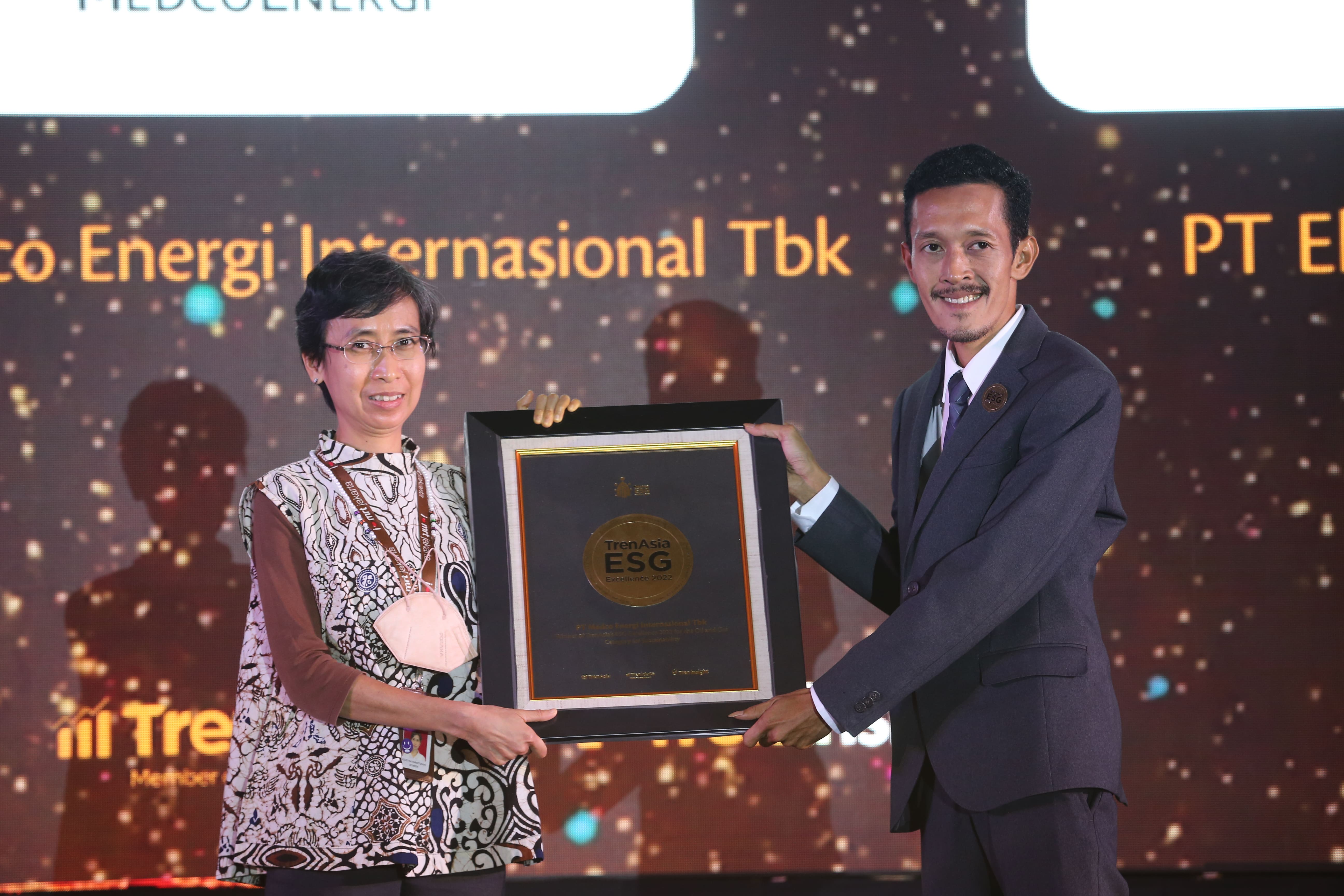 CEO Tren Media Berjejaring (TrenAsia) Sukirno memberikan plakat penghargaan TrenAsia ESG Excellence 2022 untuk PT Medco Energi Internasional Tbk dengan predikat Sustainability di Grand Ballroom The Ritz-Carlton Hotel Mega Kuningan, Jakarta, Rabu malam, 19 Oktober 2022.