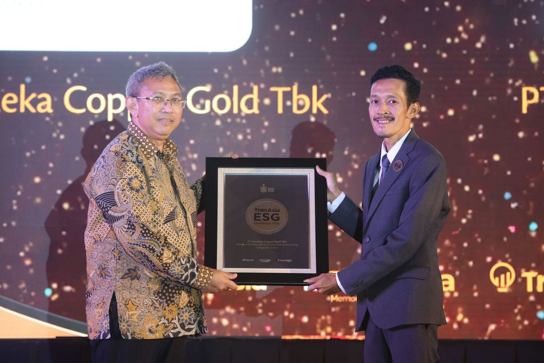 CEO Tren Media Berjejaring (TrenAsia) Sukirno memberikan plakat penghargaan TrenAsia ESG Excellence 2022 untuk PT Merdeka Copper Gold Tbk dengan predikat Action di Grand Ballroom The Ritz-Carlton Hotel Mega Kuningan, Jakarta, Rabu malam, 19 Oktober 2022.