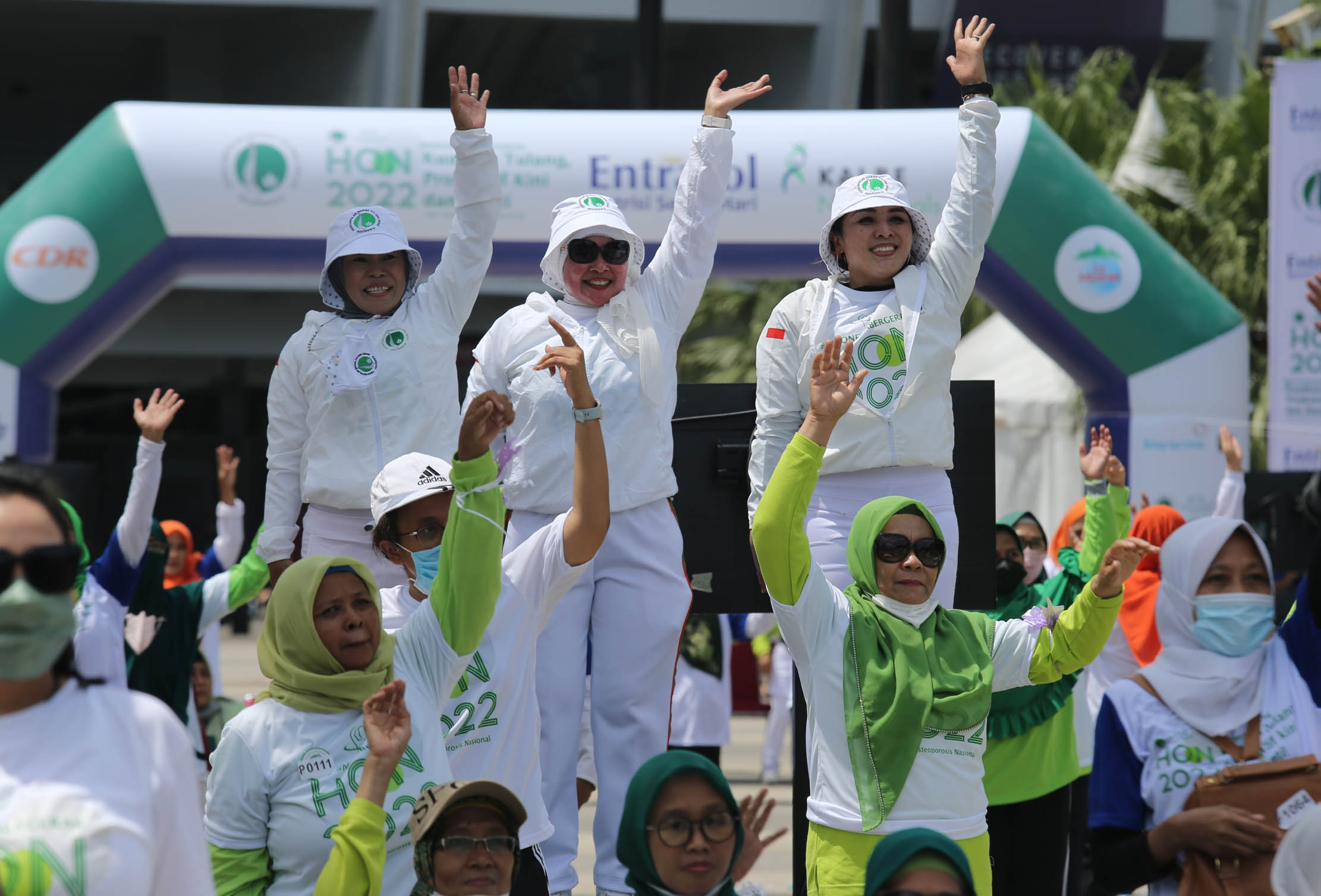 Warga mengikuti senam pada puncak Hari Osteoporosis Nasional (HON) 2022 di Gelora Bung Karno (GBK), Senayan, Jakarta, 23 Juni 2022.Kalbe Nutritionals melalui brand Entrasol, berkolaborasi dengan Perkumpulan Warga Tulang Sehat Indonesia (Perwatusi) menggelar puncak Hari Osteoporosis Nasional (HON) 2022 dengan tema yang diangkat adalah "Indonesia Bergerak: Tulang Kuat, Jantung Sehat". Foto : Panji Asmoro/TrenAsia