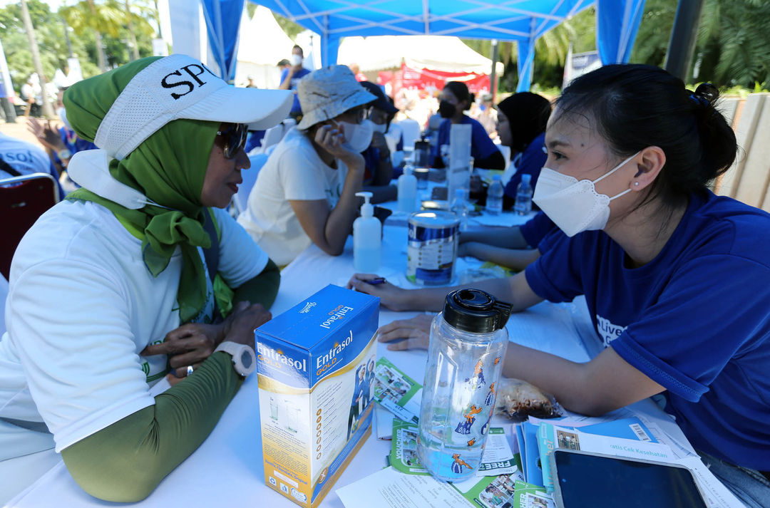 Warga mengikuti pemeriksaan tulang gratis pada puncak Hari Osteoporosis Nasional (HON) 2022 di Gelora Bung Karno (GBK), Senayan, Jakarta, 23 Juni 2022.Kalbe Nutritionals melalui brand Entrasol, berkolaborasi dengan Perkumpulan Warga Tulang Sehat Indonesia (Perwatusi) menggelar puncak Hari Osteoporosis Nasional (HON) 2022 dengan tema yang diangkat adalah "Indonesia Bergerak: Tulang Kuat, Jantung Sehat". Foto : Panji Asmoro/TrenAsia