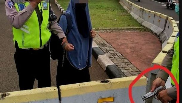 Perempuan Bergamis Todongkan Pistol ke Paspampres di Istana Negara