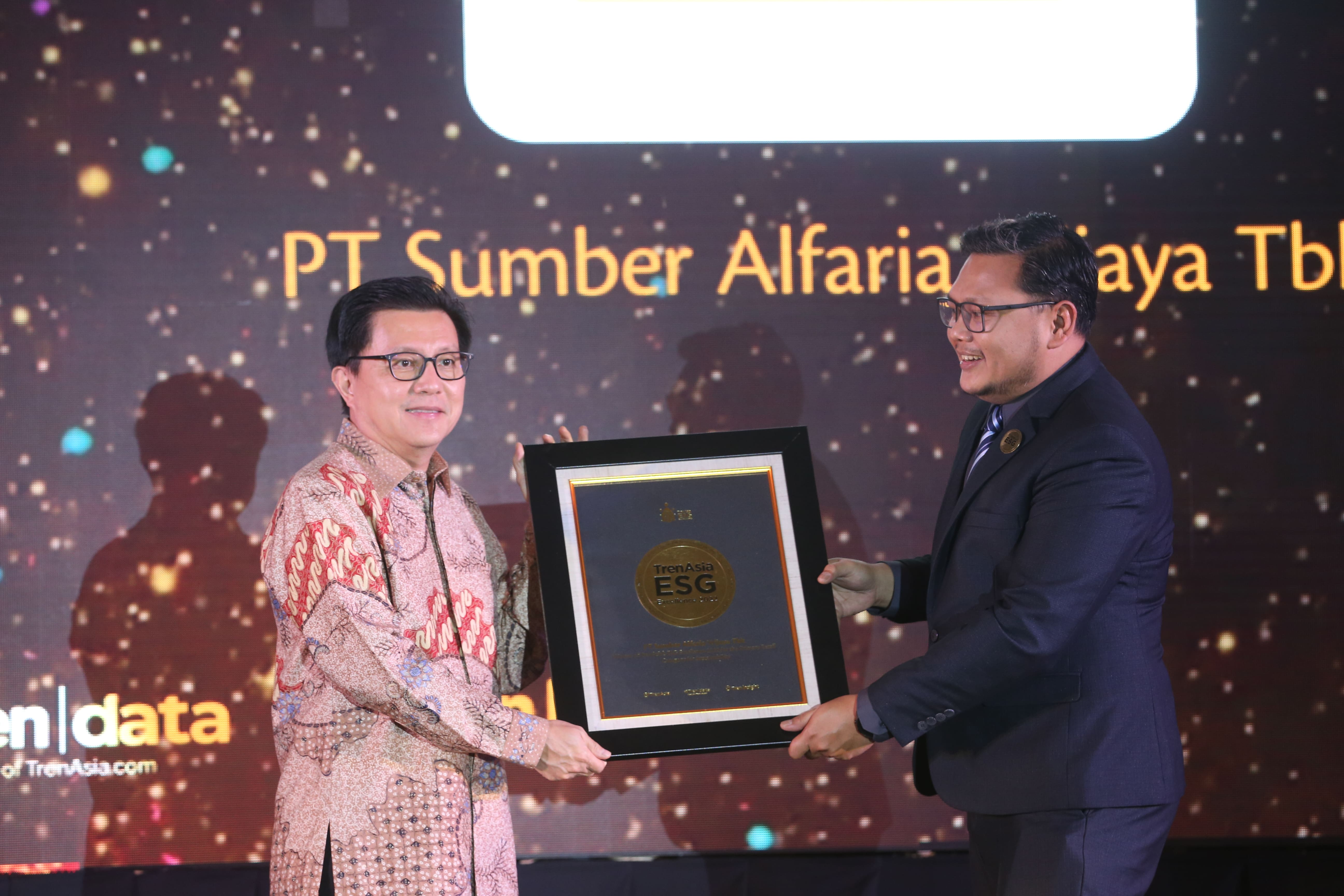 Direktur Tren Media Berjejaring (TrenAsia) Ashari Purwo memberikan plakat penghargaan TrenAsia ESG Excellence 2022 untuk PT Sumber Alfaria Trijaya Tbk dengan predikat Sustainability di Grand Ballroom The Ritz-Carlton Hotel Mega Kuningan, Jakarta, Rabu malam, 19 Oktober 2022.